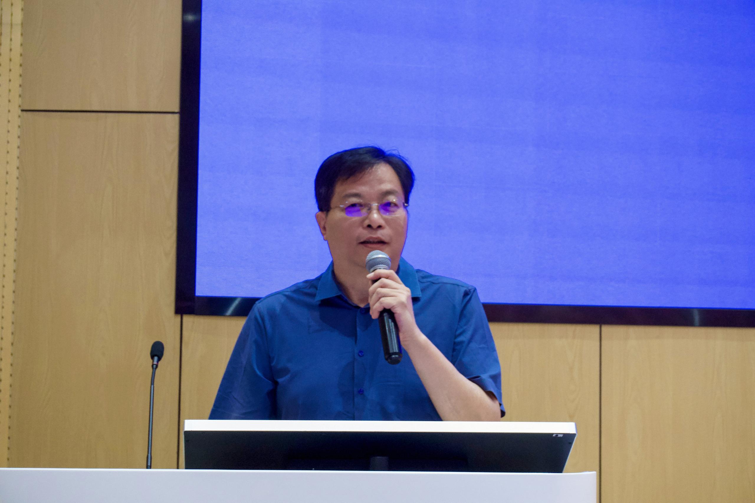 蔡文鹏老师发言.jpg 蔡文鹏老师发言.jpg